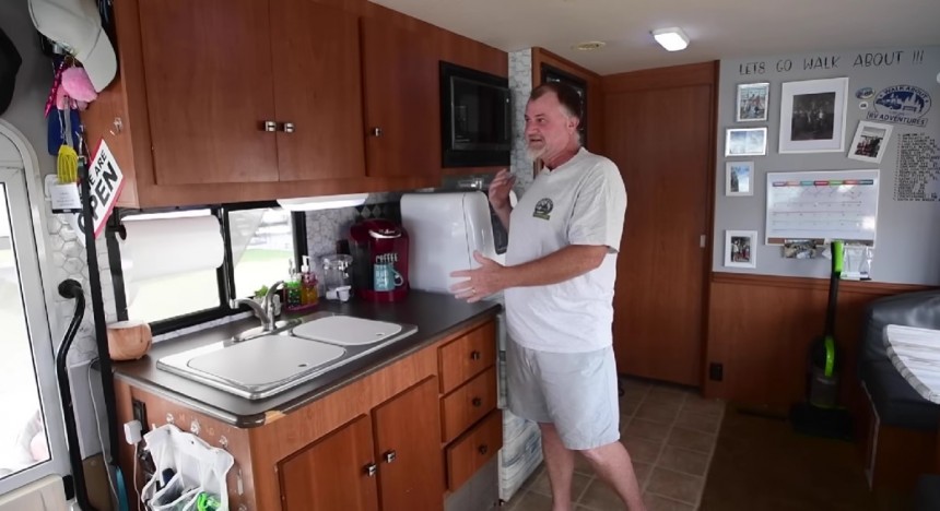 Class A RV With Two Bedrooms, One Office, a Full Bath, and a Functional Kitchen