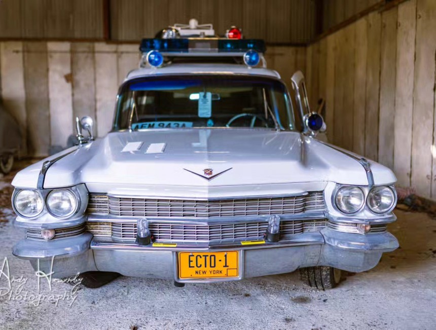Ecto\-1 replica based on a 1963 Cadillac Superior impresses with details and noble goal
