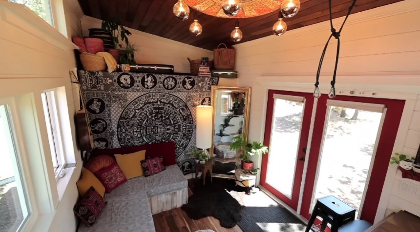 Morrocan\-Style Tiny House With a Unique Design Created by a Woman
