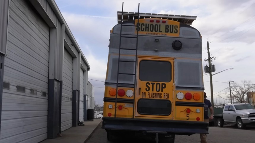 This School Bus Turned Tiny Home on Wheels Will Make You Want To Go Off\-Grid