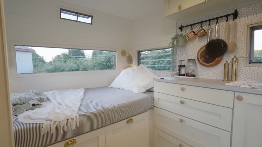 This Superbly Renovated 1966 Trailer Blends an Upgraded Retro Design With Modern Amenities