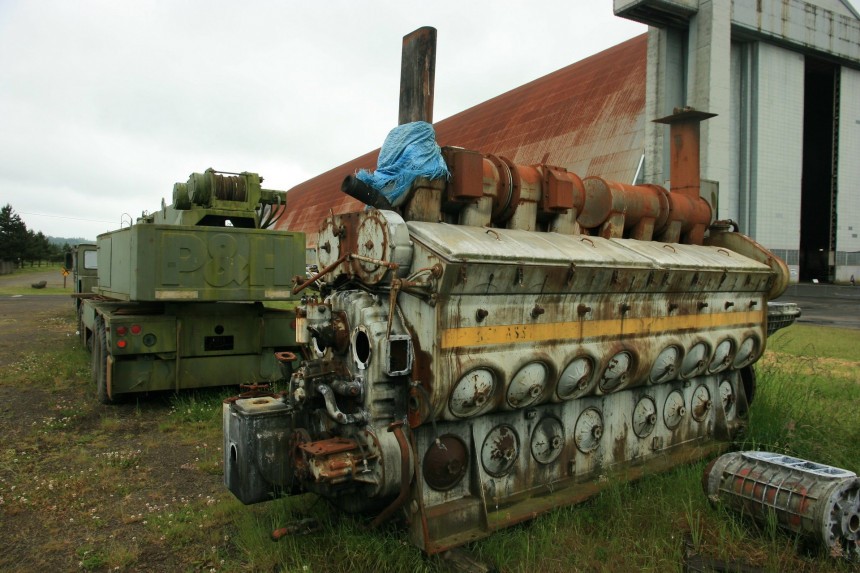 V16 two\-stroke locomotive engine
