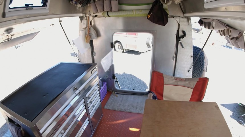 Ultra\-Functional Overlander Tiny Home Boasts a One\-of\-a\-Kind Indoor/Outdoor Living Setup