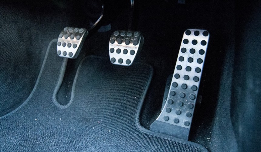 Floor\-mounted gas pedal on a Mercedes SLK
