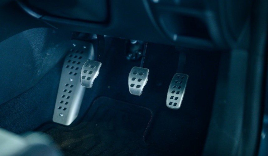 Top\-hinged gas pedal on a Renault Megane RS Trophy