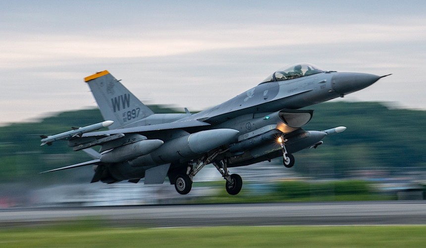 F\-16 Fighting Falcon landing at Yokota Air Base, Japan