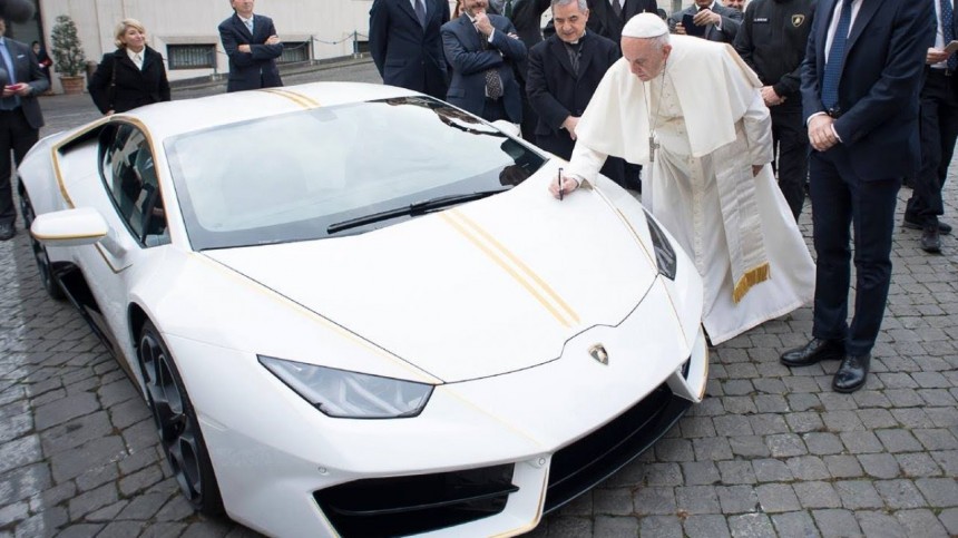The first Volkswagen ID\.3s have already arrived in Vatican City