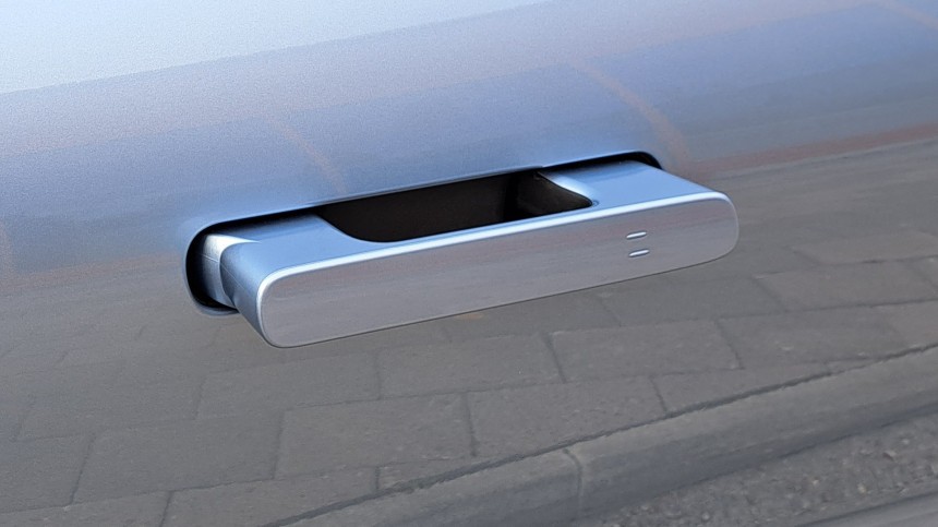 The ZEEKR 001's door handle are mechanical and pop out once you approach the car with the key