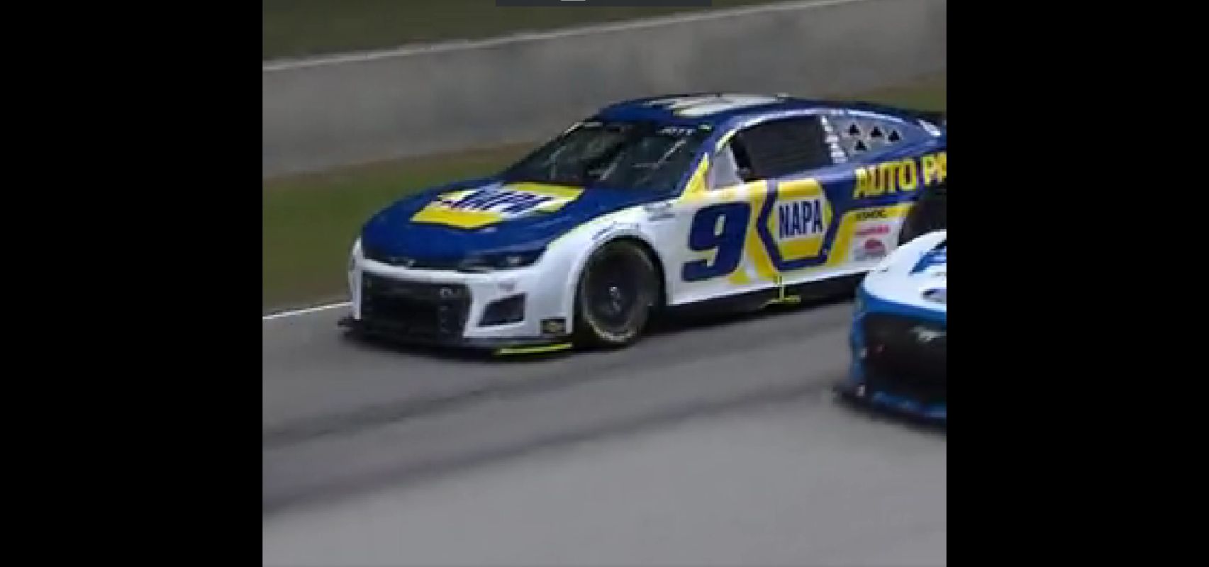 <br />
#9 car looks like it is having some problems on the pace laps.