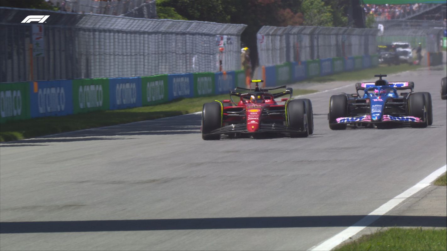 Is Lap 33 and the gap between Verstappen and Sainz is still eight seconds. Meanwhile, Leclerc is between the two Alpines, trying and trying to overtake Ocon.
