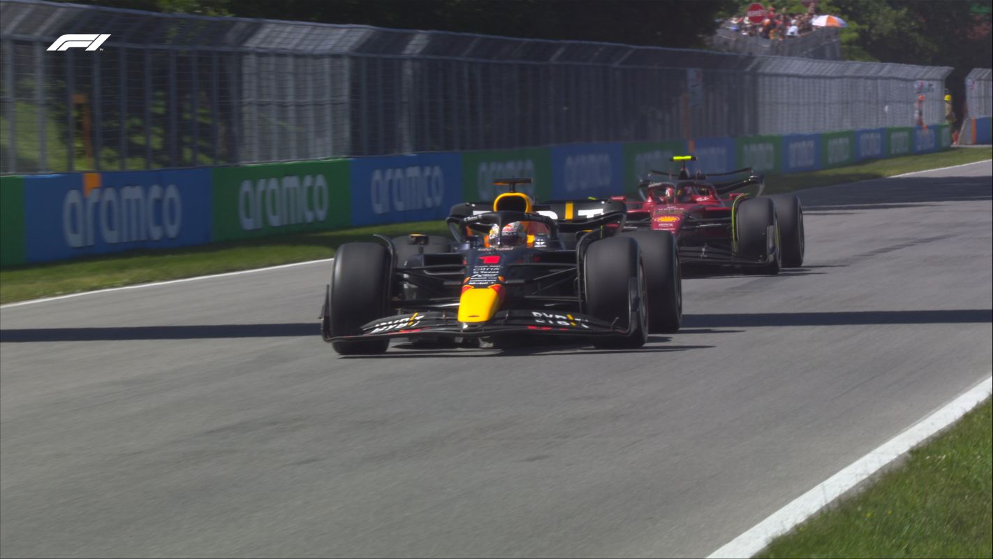 Sainz is very close to Verstappen, but Max knows how to deal with this kind of pressure. Meanwhile, Charles Leclerc overtakes both Alpine drivers and he is now in P5 behind the Silver Arrows.