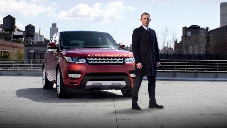 Daniel Craig in front of a Range Rover Sport
