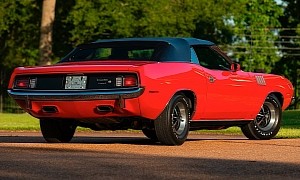 1-of-17 1971 Plymouth Cuda Could Easily Snatch Over $1 Million, Original V-Code on Deck