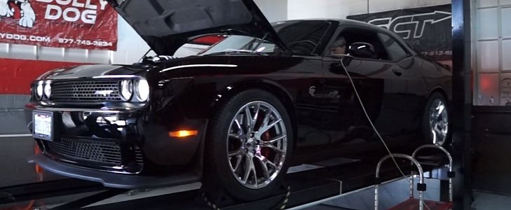1,000 HP Dodge Challenger Hellcat Tears Up the Dyno