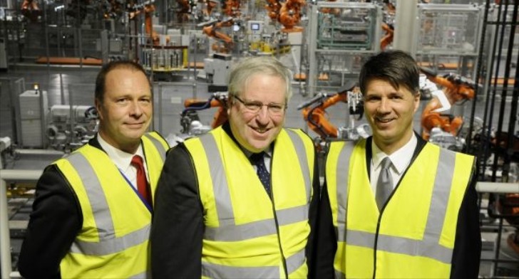 Frank Bachmann, Managing Director MINI Plant Oxford and Swindon, the Rt Hon Patrick McLoughlin MP, Secretary of State for Transport and Harald Krüger, Member of the Board of Management of BMW AG