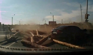 18-Wheeler Carrying Logs Topples Over in Russia