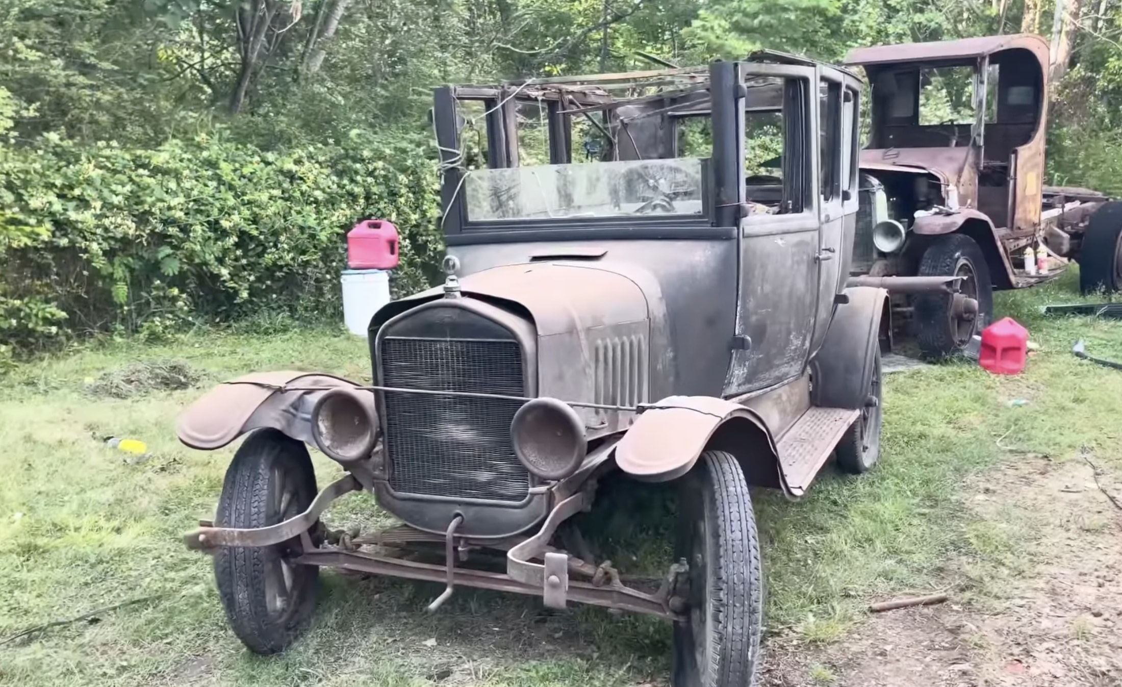 Un hombre intenta encender un Ford Modelo T de 1924 que lleva 74 años estacionado y se incendia.