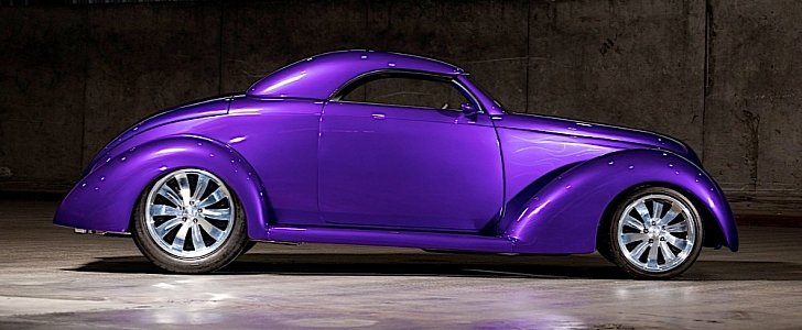 1933 Ford Custom in eye-popping purple