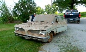 1959 Pontiac Catalina Comes Out of the Barn After 22 Years, Gets First Wash