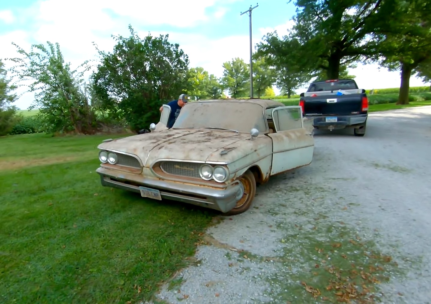 1959 Pontiac Catalina Comes Out of the Barn After 22 Years, Gets First Wash...