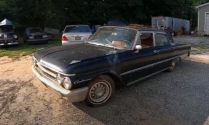 1961 Ford Galaxie 390 Is Rescued From a Barn, Gets a Proper Wash After 24 Years in Hiding