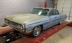 1962 Oldsmobile 98 Survived Four Decades in Storage, Fantastic News Under the Hood