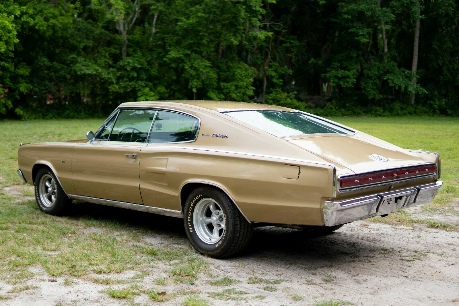 1967 Dodge Charger Is a Gold on Gold Gem, Needs a New Home - autoevolution