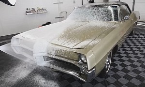 1967 Pontiac Bonneville Gets First Wash in 40 Years, Goes From Gross to Superb