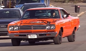 1969 Plymouth HEMI Road Runner Goes for a Screaming Joyride With the Hood Off