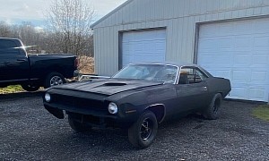 1970 Barracuda Parked in a Barn Back in 1994 Lost Its Engine, New Big-Block in the House