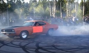 1971 Plymouth Barracuda Pulls Burnouts for Raggare Audience in Sweden