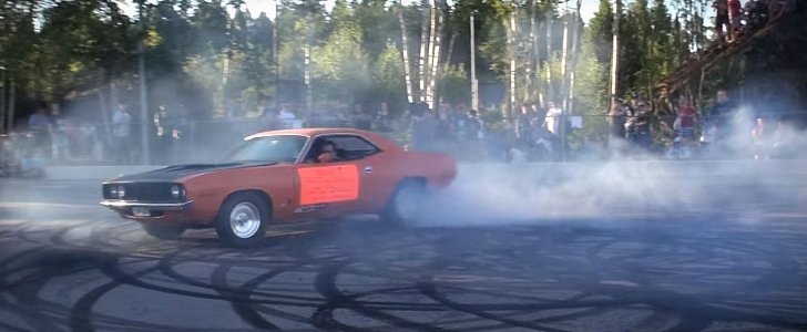 1971 Plymouth Barracuda Pulls Burnouts For Raggare Audience in Sweden