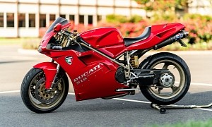 1996 Ducati 916 Sings a Desmoquattro Lullaby Via Carbon-Clad Aftermarket Mufflers