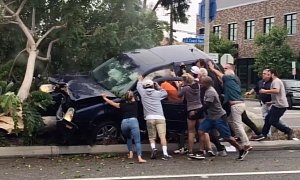 20 People Rush to Help 3 Victims Trapped in Wrecked Car