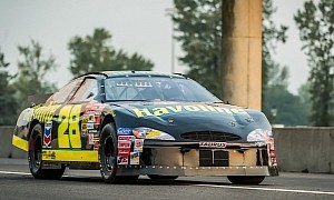 2000 NASCAR Ford Taurus Comes as Brand-New Restoration With Correct Livery