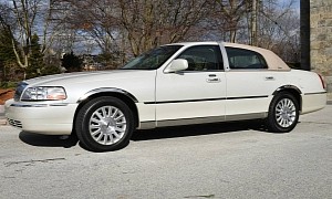 2004 Lincoln Town Car With Less Than 8,000 Miles Is Old-School American Luxury