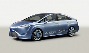 2011 Toyota FCV-R Concept Unveiled, Previews Fuel-Cell Production Car in 2015