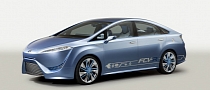 2011 Toyota FCV-R Concept Unveiled, Previews Fuel-Cell Production Car in 2015