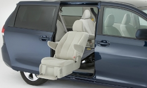 2011 Toyota Sienna Auto Access Seat Debuts at NAIAS