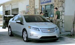 2012 Chevrolet Volt Bewilders and Upsets in Gas Station