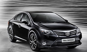 2012 Toyoya Avensis Puts a New Face on a Familiar Body