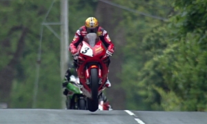 2013 IOM TT: Honda's Awesome Tribute to Joey Dunlop