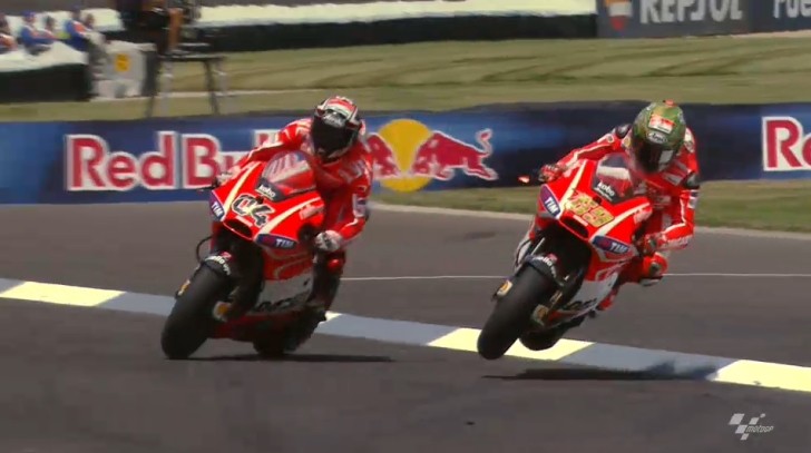 Great battle between Hayden and Dovizioso in the last turn of the Indianapolis race