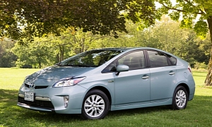 2013 Toyota Prius Plug-in Review by Auto123