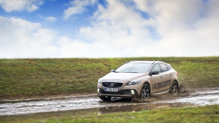 2013 Volvo V40 Cross Country offroad driving