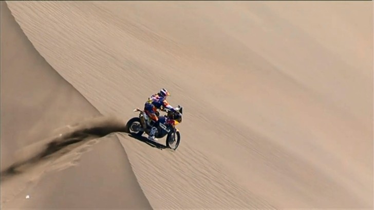 Marc Coma crashing atop of a dune in Stage 2