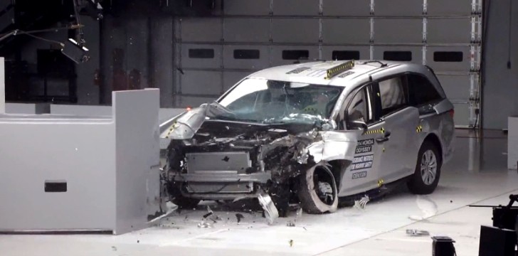 2014 Honda Odyssey IIHS crash test