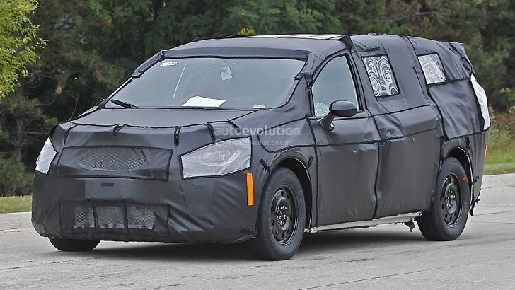 2017 Chrysler Town & Country spy shots