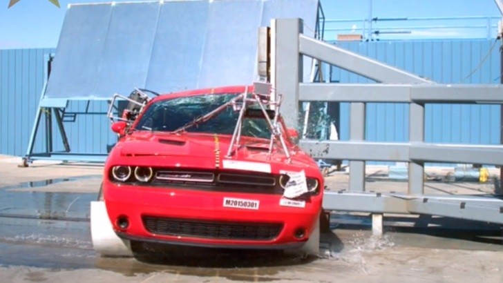 2015 Dodge Challenger crash test