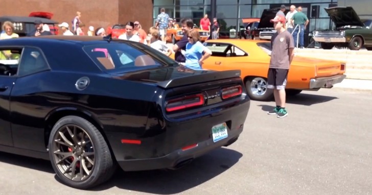 2015 Dodge Challenger SRT Hellcat exhaust concert